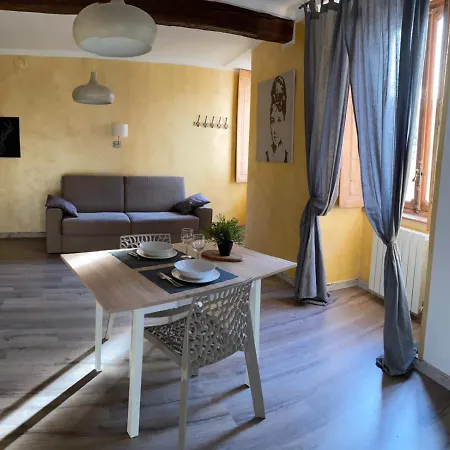 Quadrilatero Apartment *
